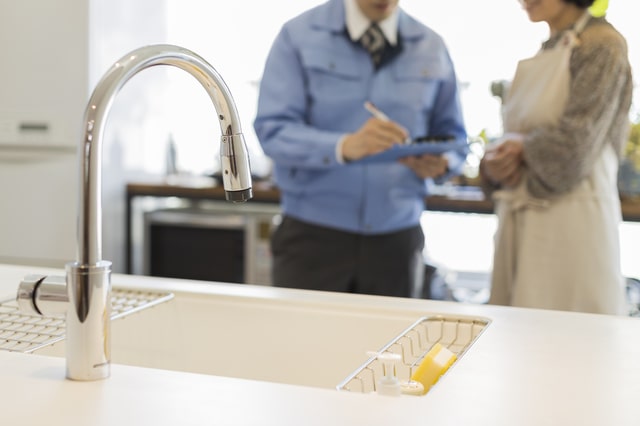 キッチンのシンク下の水漏れを今すぐ解決！簡単にできる応急処置とプロに頼むタイミング